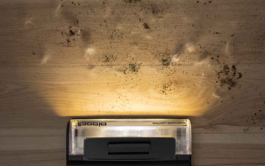 Díky technologii světel FurFinder™ odhalíte 9× více srsti z domácích mazlíčků.